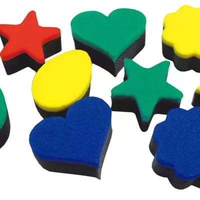 Esponjas coloridas com várias formas para pintura sobre fundo branco