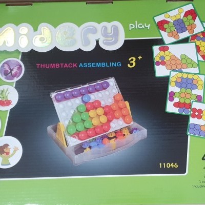 Caixa de jogo de montagem Midery play com peças de encaixe coloridas para crianças.