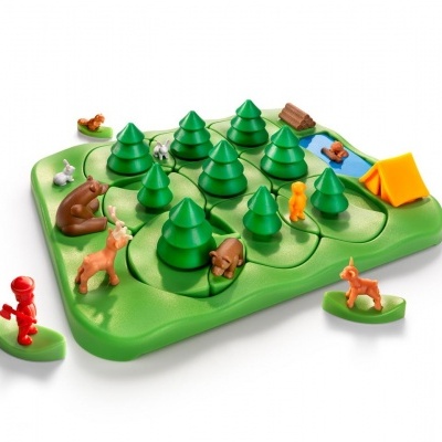 Jogo de tabuleiro com árvores, animais de plástico e figuras humanas em verde, castanho, vermelho e amarelo.