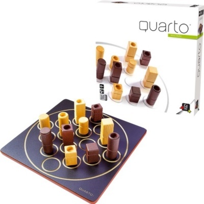 Jogo de tabuleiro Quarto com peças castanhas e bege e embalagem