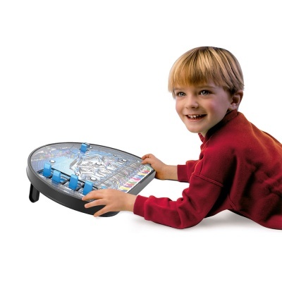 Criança loira a jogar com um tabuleiro e peças azuis