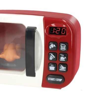 Micro-ondas vermelho e branco com painel digital e botões para diferentes alimentos