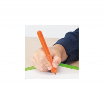 Mão segurando caneta laranja escrevendo em papel branco com margem verde