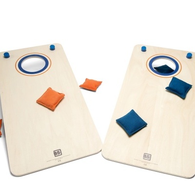 Conjunto de jogo lançamento sacos de feijão com tábuas de madeira clara e sacos azul e laranja