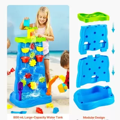 Brinquedo modular de água colorido para crianças na praia.