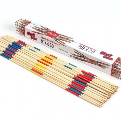 Jogo de mikado com varetas coloridas e embalagem branca com texto.