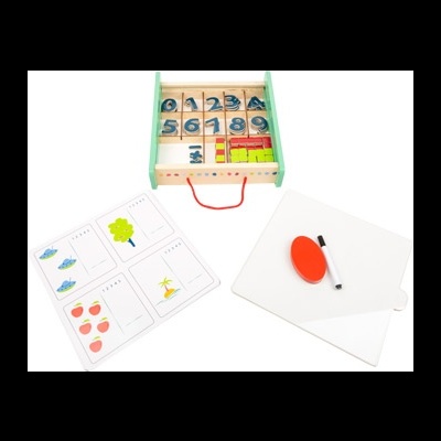 Brinquedo educativo com números de madeira, blocos coloridos e placas de escrita