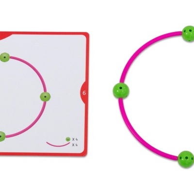 Jogo educativo com anel cor-de-rosa flexível e quatro contas verdes e cartão branco com borda vermelha