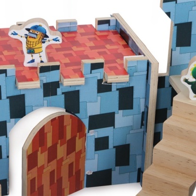Brinquedo castelo azul com escadarias de madeira e figuras recortadas coloridas