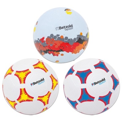 Três bolas de futebol coloridas Betzold Sport sobre fundo branco