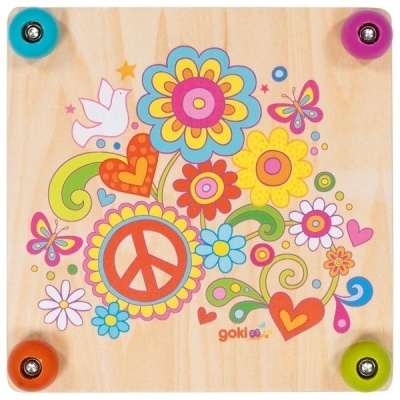 Placa de madeira colorida com desenho de flores, corações, pomba e símbolo da paz