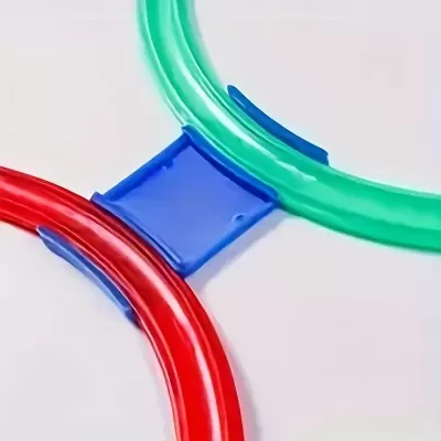 Conector azul une tubos vermelho e verde sobre fundo branco