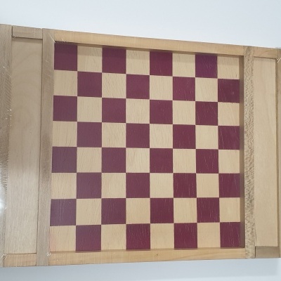 Tabuleiro de xadrez e damas em madeira com quadrados castanho claro e vermelho escuro