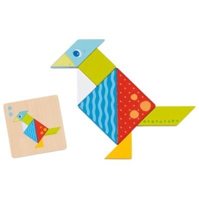 Quebra-cabeças tangram de madeira colorido em forma de pássaro com placa ilustrativa