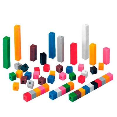 Conjunto de blocos plásticos coloridos empilháveis de várias cores e tamanhos