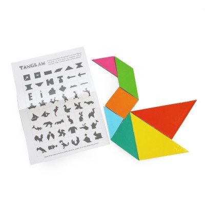 Jogo tangram com peças coloridas e folha com formas tangram