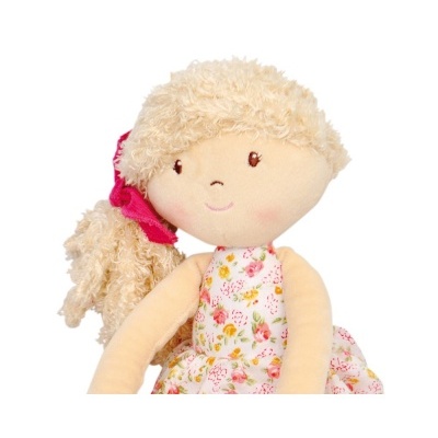 Boneca de peluche com vestido floral e cabelo loiro