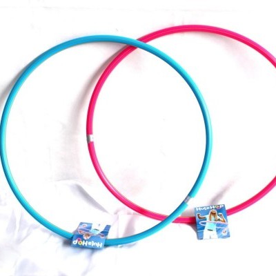 Dois aros de plástico azul e rosa com etiquetas sobre fundo branco