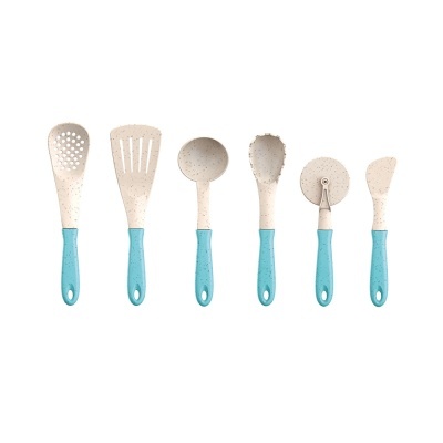 Utensílios de cozinha com cabos azuis e cabeças bege em fundo branco