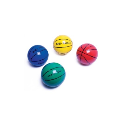 quatro mini bolas coloridas de basquetebol sobre fundo branco