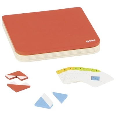 Conjunto de jogo de madeira goki com base vermelha, peças triangulares e cartas ilustradas