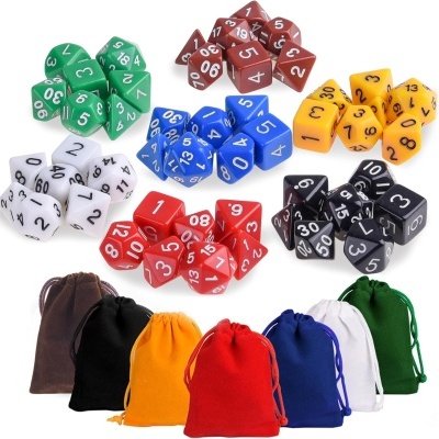 Conjunto de dados poliédricos coloridos com sacos de tecido coloridos