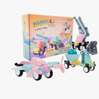 Brinquedos de veículos magnéticos coloridos e a embalagem