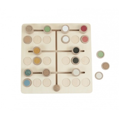 Jogo de tabuleiro de madeira com discos coloridos e suportes deslizantes