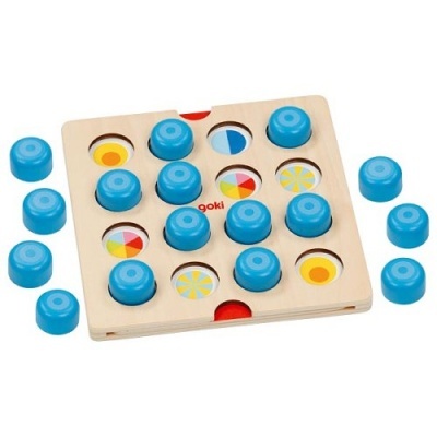 Jogo de tabuleiro de madeira com peças azuis e espaços coloridos