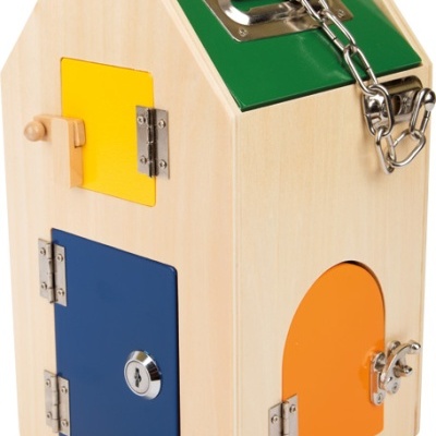 Casa de brincar em madeira com portas coloridas e fechaduras metálicas