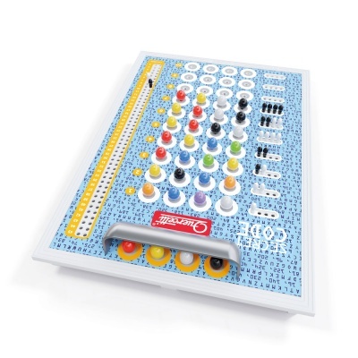 Tabuleiro de jogo com peças coloridas e etiquetas OUISETTE sobre fundo azul com letras