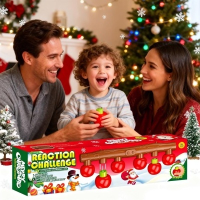 Caixa do jogo Reaction Challenge com temas de Natal e sinos vermelhos pendurados.