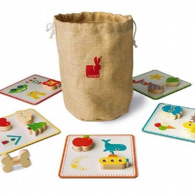 Saco de juta com logótipo Janod e tabuleiros de madeira coloridos