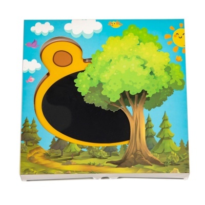 Caixa ilustrada com floresta e recorte em forma de pato amarelo