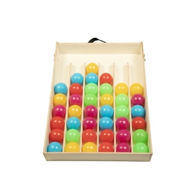 Jogo de madeira com bolas coloridas em corredores organizados