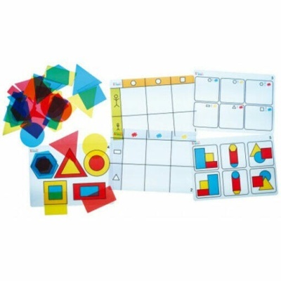 Peças geométricas coloridas em plástico translúcido com folhas de papel com tabelas e formas.