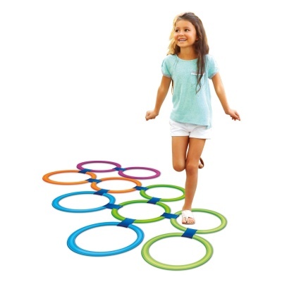 Menina a brincar num jogo de argolas coloridas