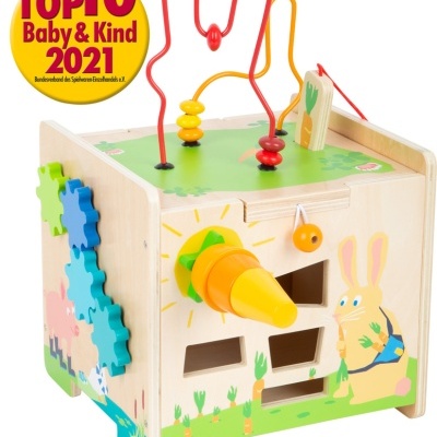 Brinquedo educativo de madeira colorido em forma de cubo com peças e ilustrações infantis.