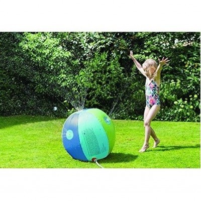 Bola insuflável azul e verde com aspersores na relva