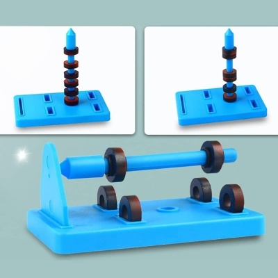 Brinquedo educativo com base azul, eixo, e discos de plástico azuis e castanhos