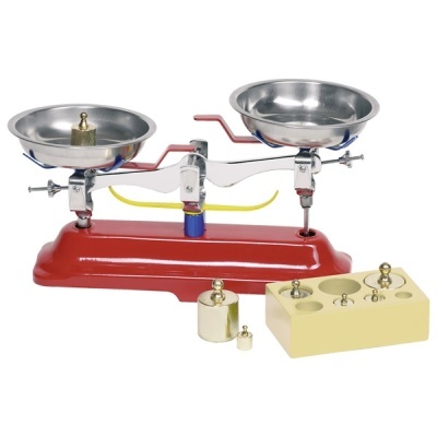 Balança de dois pratos metálicos com base vermelha e pesos metálicos com suporte bege.