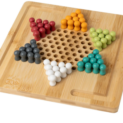 Jogo tradicional de estratégia em madeira com peças coloridas em forma de triângulo