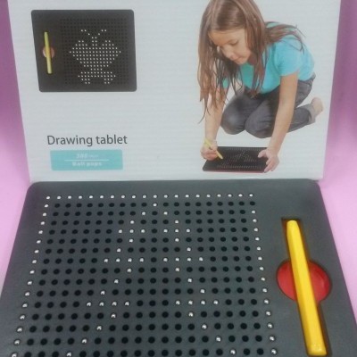 Tablet de desenho magnético preto com caneta amarela e caixa do produto ao fundo