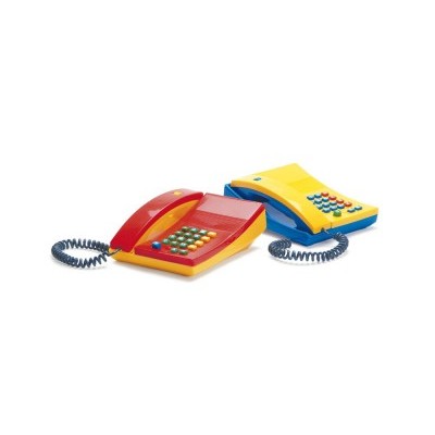 Dois telefones fixos coloridos com fios em fundo branco