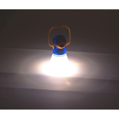Lanterna azul pequena em plástico com luz branca acesa