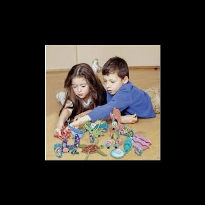 Crianças brincando com brinquedos de pele coloridos no chão