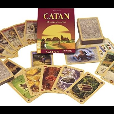 Jogo de cartas CATAN com cartas coloridas e caixa vermelha no centro