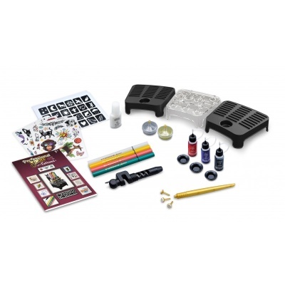 Conjunto de tatuagens temporárias com materiais coloridos e suportes em fundo branco.