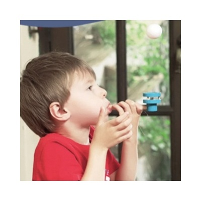 Criança a jogar com brinquedo de madeira azul e bola branca