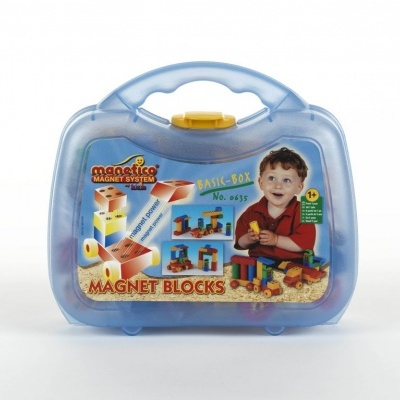 Mala de brinquedo azul com blocos magnéticos coloridos e imagem de criança a brincar